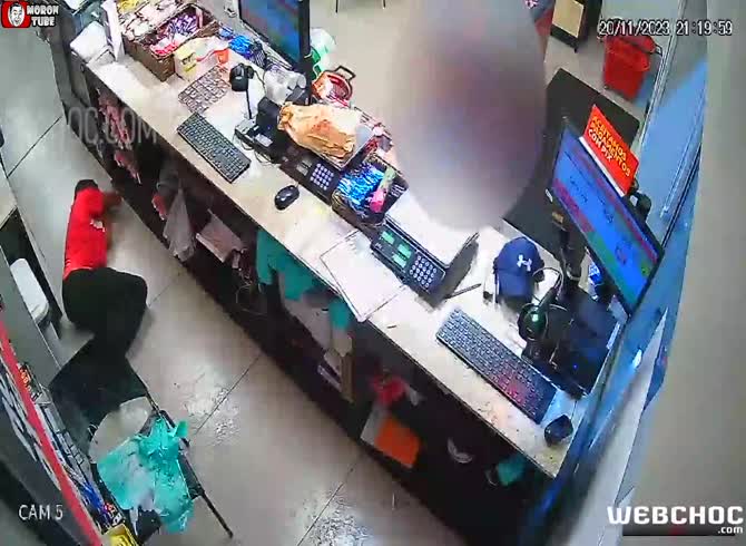 Video :During the heist, Malfrat murders a plainclothes police officer (Warning - disturbing)
